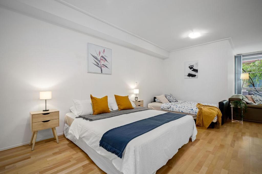 A Plush & Comfy Next To Darling Harbour Apartment Sydney